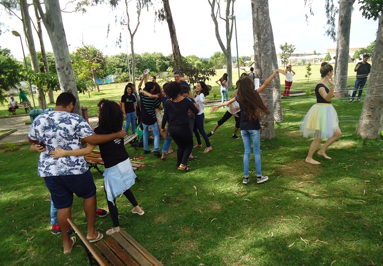 Público se envolve em ação do projeto OcupAção, que conta com alunos, ex-alunos e servidores do IFG Aparecida como protagonistas, além de artistas da comunidade externa